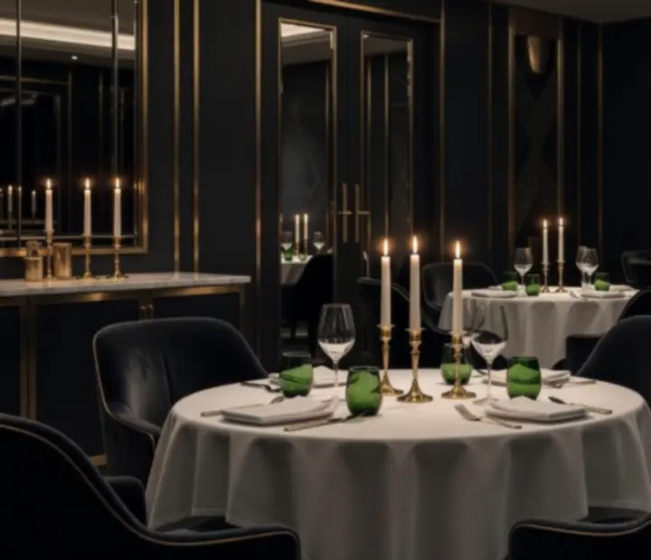 Eleganckie wnętrze restauracji Wida Nova w wieczornej odsłonie z nastrojowym oświetleniem.