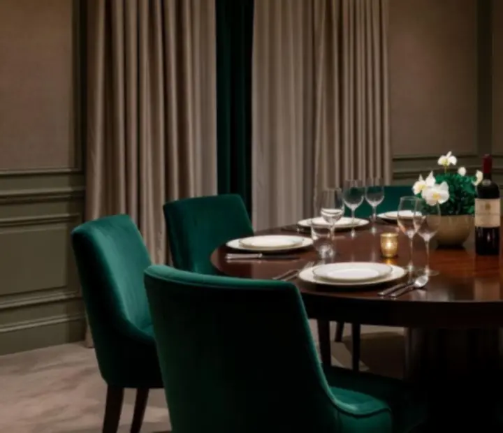 Ekskluzywny prywatny pokój restauracyjny z eleganckim nakryciem stołu.